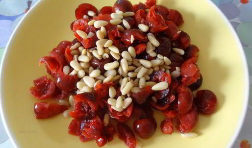 кулич с вяленой вишней и кедровыми орешками