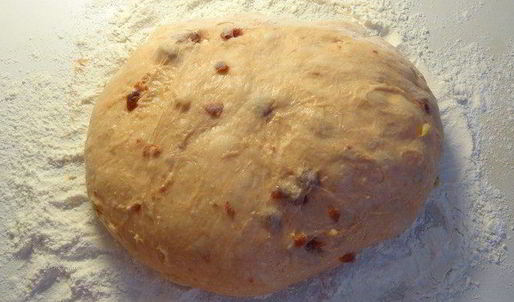 кулич с вяленой вишней и кедровыми орешками