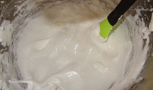 кулич с вяленой вишней и кедровыми орешками