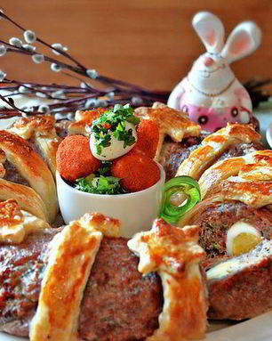 Пасхальное мясное кольцо с перепелиными яйцами по-польски