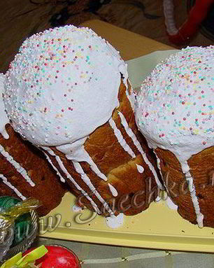 Пасхальный кулич с изюмом и глазурью
