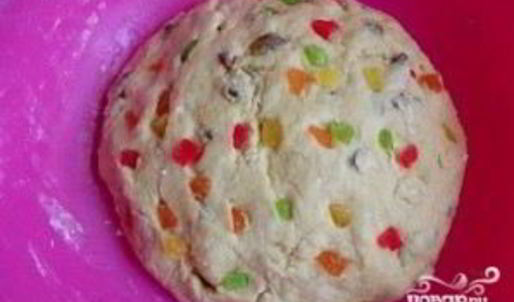 пасхальный кулич с изюмом и цукатами