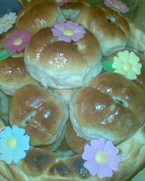 Пасхальные булочки в корзинке