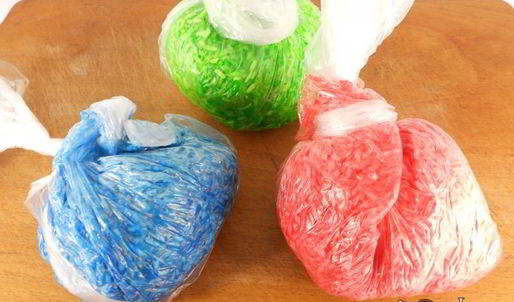 яйца пасхальные окрашенные цветным рисом