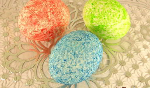 яйца пасхальные окрашенные цветным рисом