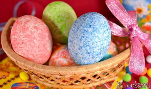 яйца пасхальные окрашенные цветным рисом