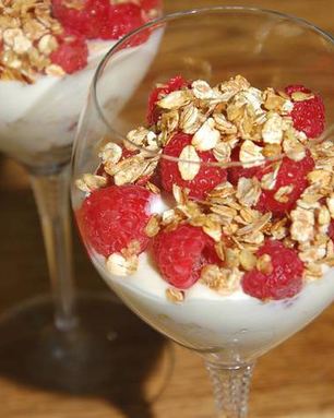 Слоеный десерт с хлопьями и малиной