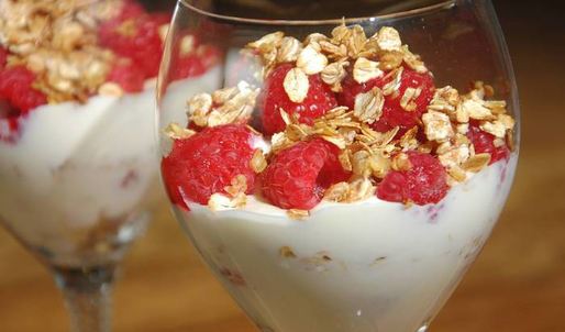 слоеный десерт с хлопьями и малиной