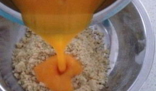 бисквитный рулет с брусничным суфле