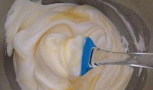 бисквитный рулет с брусничным суфле