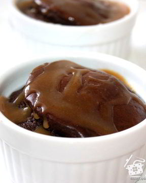 Шоколадное суфле с карамельным соусом