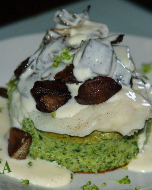 Суфле из брокколи со шпинатом, рыбным филе и лесными грибами