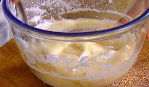 суфле из взбитых яиц с курагой