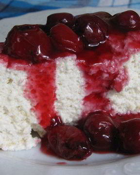 Творожное суфле с вишневым соусом