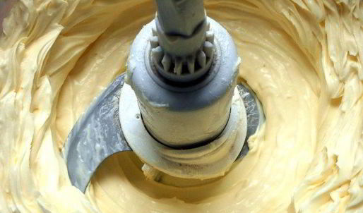 медовый тирамису с лепестками роз