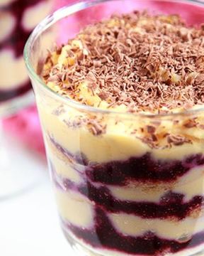 Тирамису с апельсиновым сиропом и черносмородиновым пюре