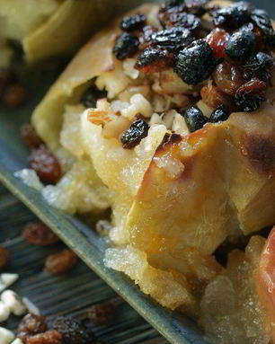 Запеченные яблоки с орехами и изюмом