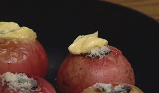 запеченные яблоки с орехами и изюмом