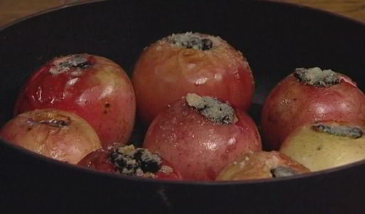 запеченные яблоки с орехами и изюмом