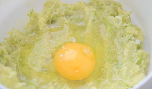 ароматные картофельно-кабачковые драники, запеченные с подберезовиками