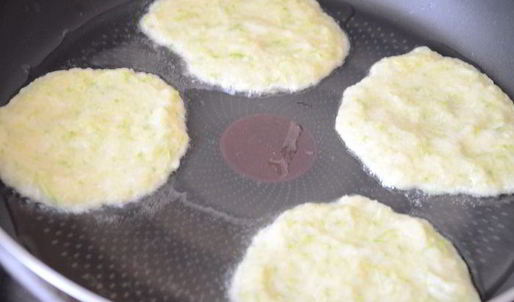 ароматные картофельно-кабачковые драники, запеченные с подберезовиками