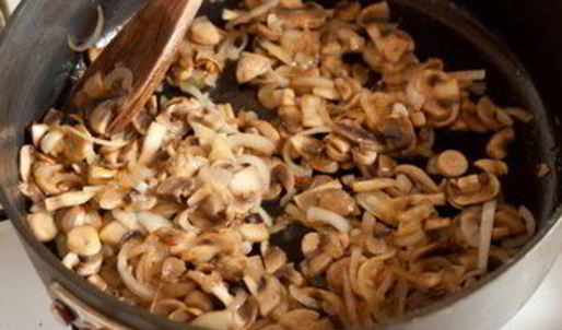 драники с грудинкой и грибами в горшочке