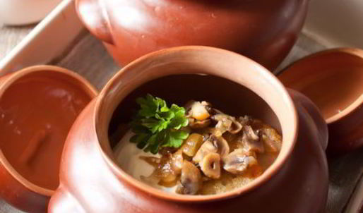 драники с грудинкой и грибами в горшочке