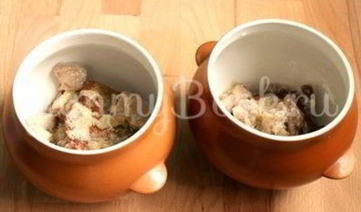 драники с мясом в горшочках