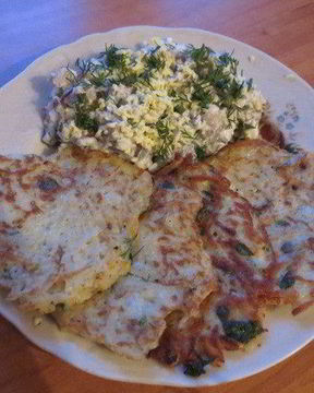 Драники с селедочным салатом