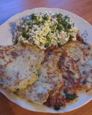 Драники с селедочным салатом