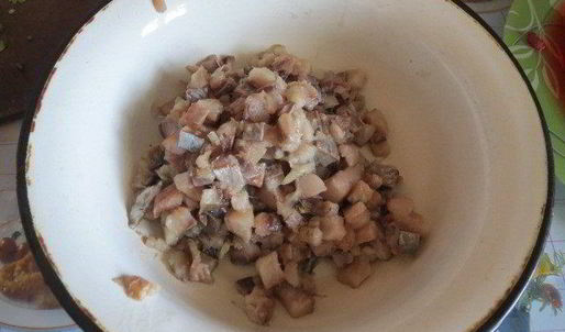 драники с селедочным салатом