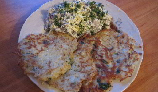 драники с селедочным салатом