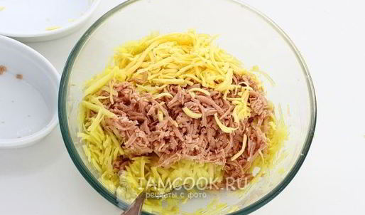 картофельные драники с колбасой и сыром