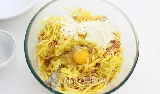 картофельные драники с колбасой и сыром