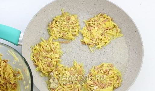 картофельные драники с колбасой и сыром