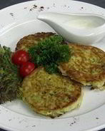 Картофельные драники со сметаной