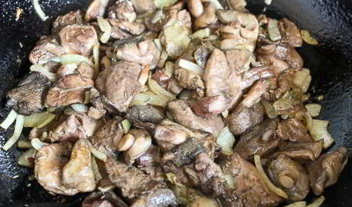 фрикадельки из баранины с маслятами в сметанно-соевом соусе