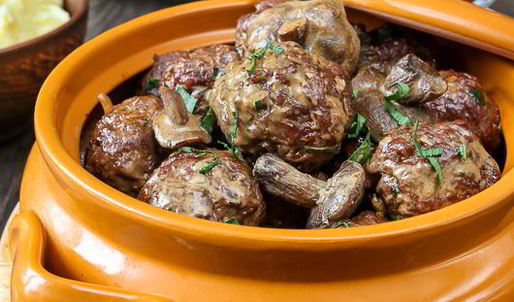 фрикадельки из баранины с маслятами в сметанно-соевом соусе