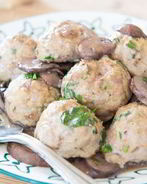 Фрикадельки из индейки в грибном соусе