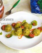 Фрикадельки из маша с банановым соусом в капустных лепестках