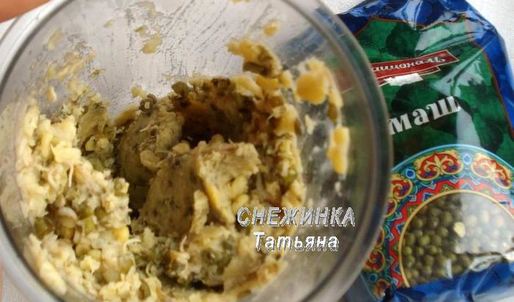 фрикадельки из маша с банановым соусом в капустных лепестках