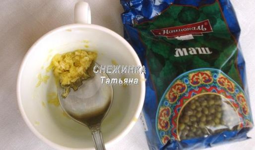 фрикадельки из маша с банановым соусом в капустных лепестках