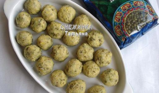 фрикадельки из маша с банановым соусом в капустных лепестках