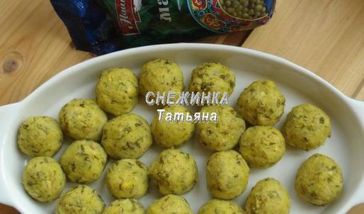 фрикадельки из маша с банановым соусом в капустных лепестках