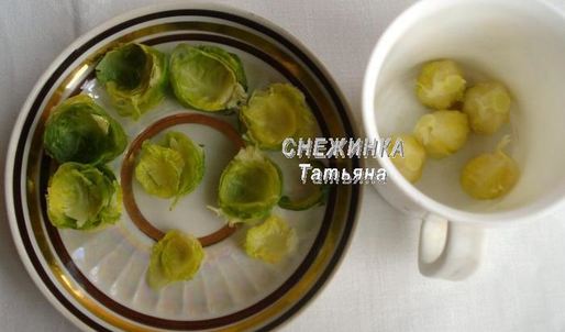 фрикадельки из маша с банановым соусом в капустных лепестках