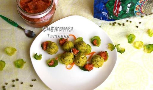 фрикадельки из маша с банановым соусом в капустных лепестках