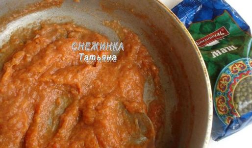 фрикадельки из маша с банановым соусом в капустных лепестках