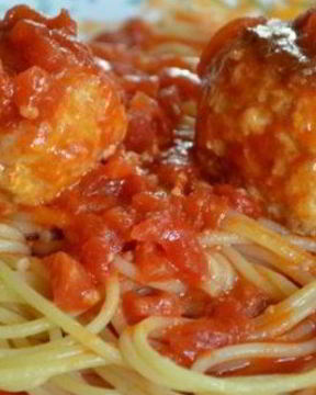 Фрикадельки куриные в ароматном томатном соусе