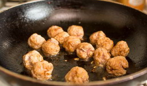 фрикадельки с ананасами в кисло-сладком соусе