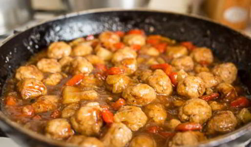 фрикадельки с ананасами в кисло-сладком соусе